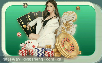 一位老人坐在公园长椅上看落叶